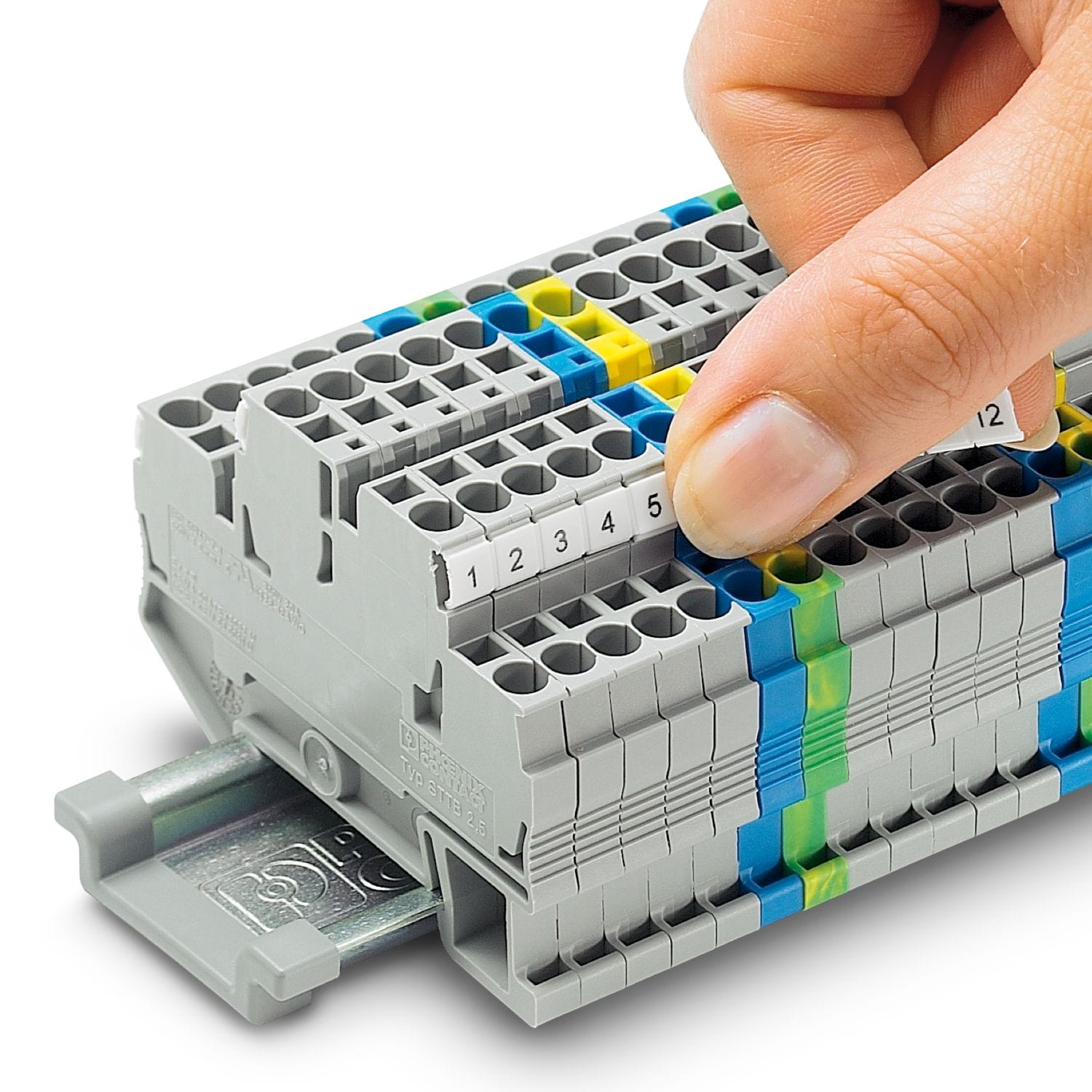 Skyltmaterial för märkning av plintar med förstärkt infästning - Bild 8